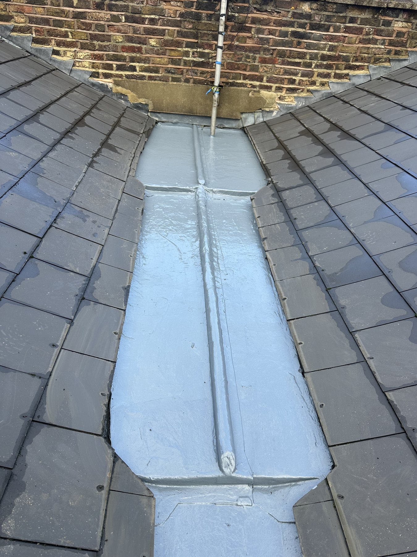 Slate roof repair detail in London with sealed valley and roof junction by Ropeguys